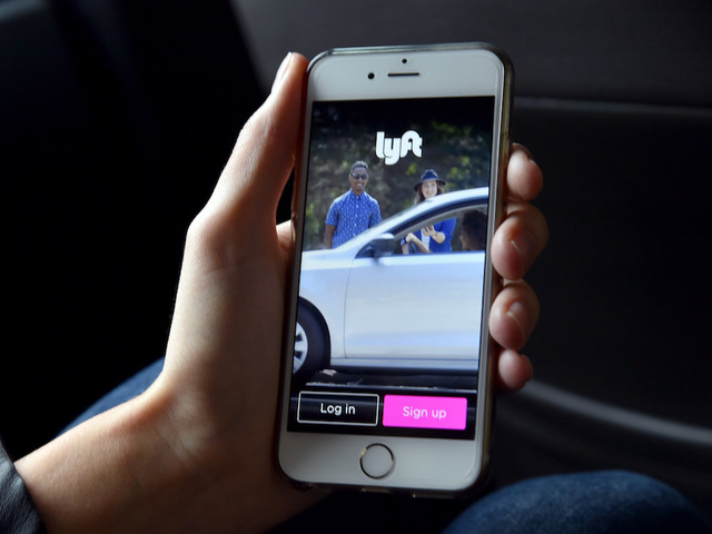 Arizona woman says fake Lyft driver tried luring her into car