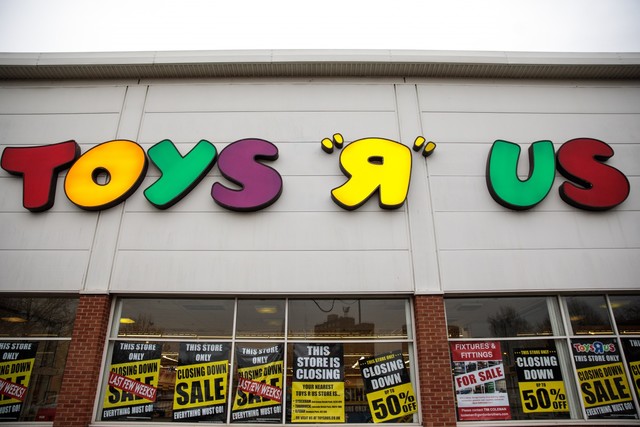 Charles Lazarus, who founded Toys 'R' Us retailer, dies at 94 Charles Lazarus, who founded Toys 'R' Us retailer, dies at 94